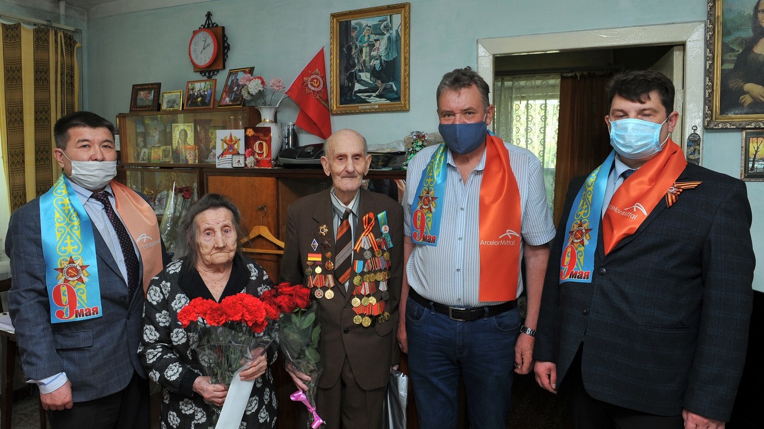 Денежные подарки и личные портреты вручили фронтовикам, работавшим на угольных предприятиях Карагандинской области