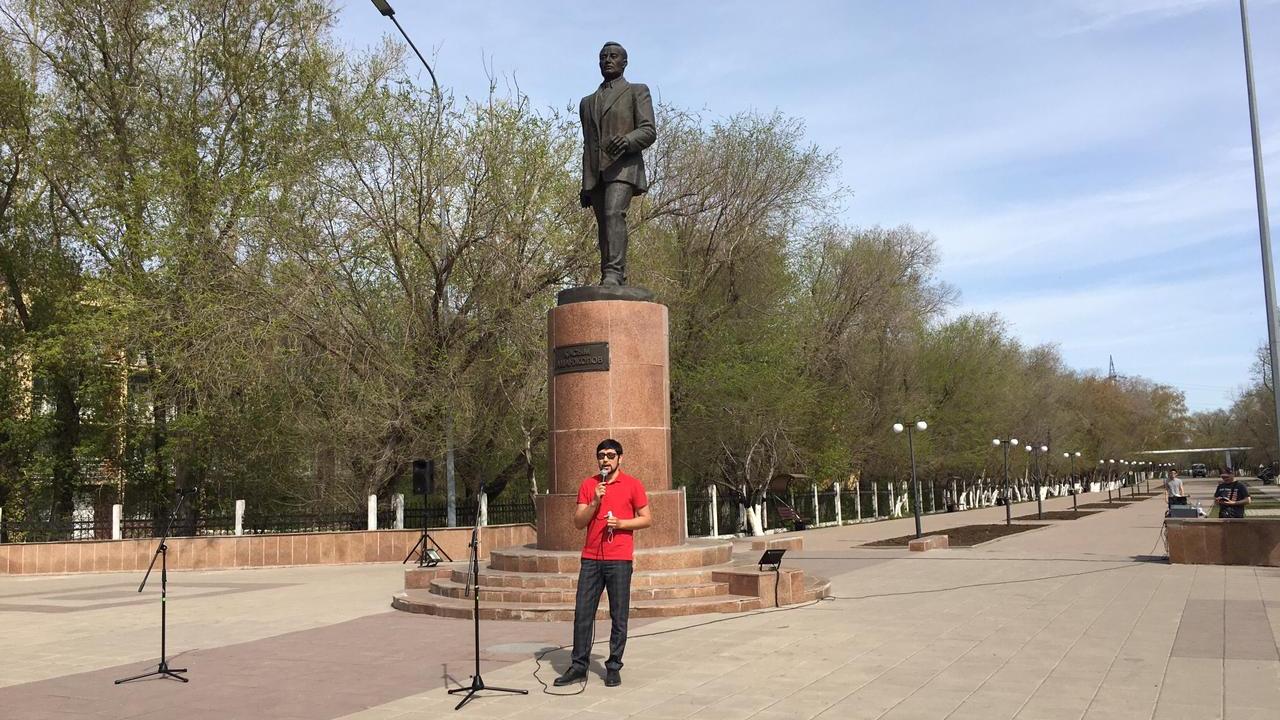 Свободный микрофон: карагандинцы читали стихи Касыма Аманжолова