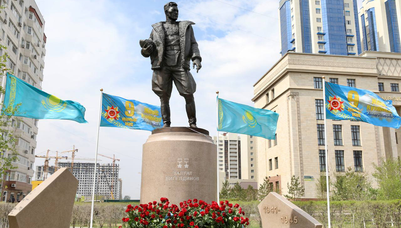 Памятник легендарному военному летчику установлен в столице в канун Дня Победы