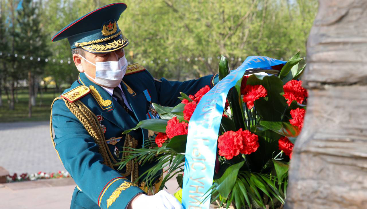 Мәңгілік алауға гүл шоқтары қойылды: ардагерлердің ерлік жолы еш ұмытылмайды