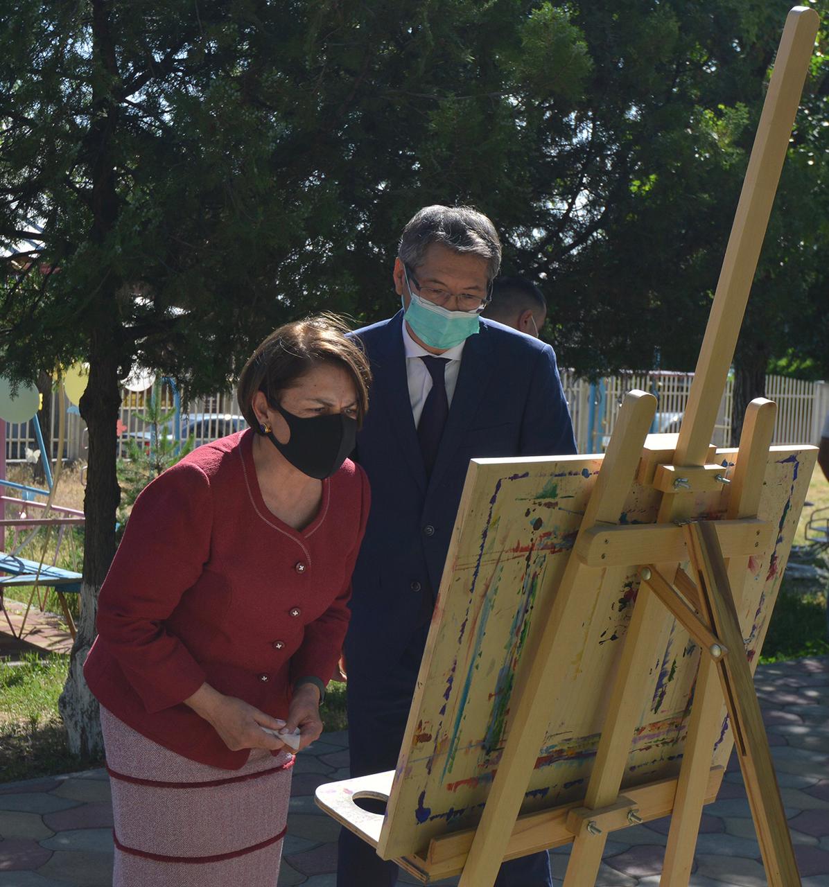 Супруга Президента Армении посетила выставку рисунков юных казахстанцев с особыми потребностями «Мир глазами детей»