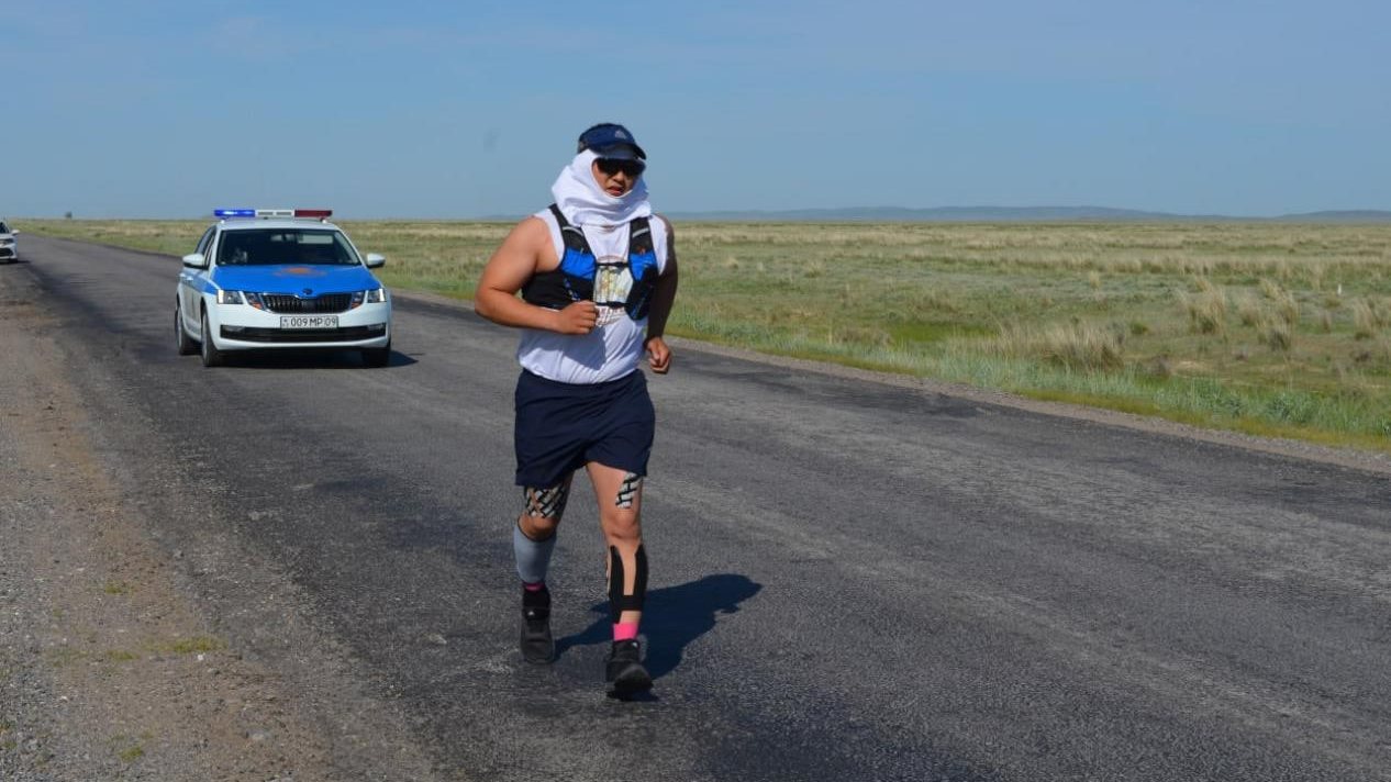 Новый рекорд: карагандинский ультрамарафонец преодолел 320 километров за 45 часов