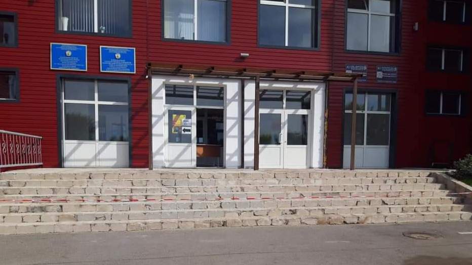 Шахтинск қаласында мектептер жөнделуде және оларға турникеттер мен дабыл түймелері орнатылуда