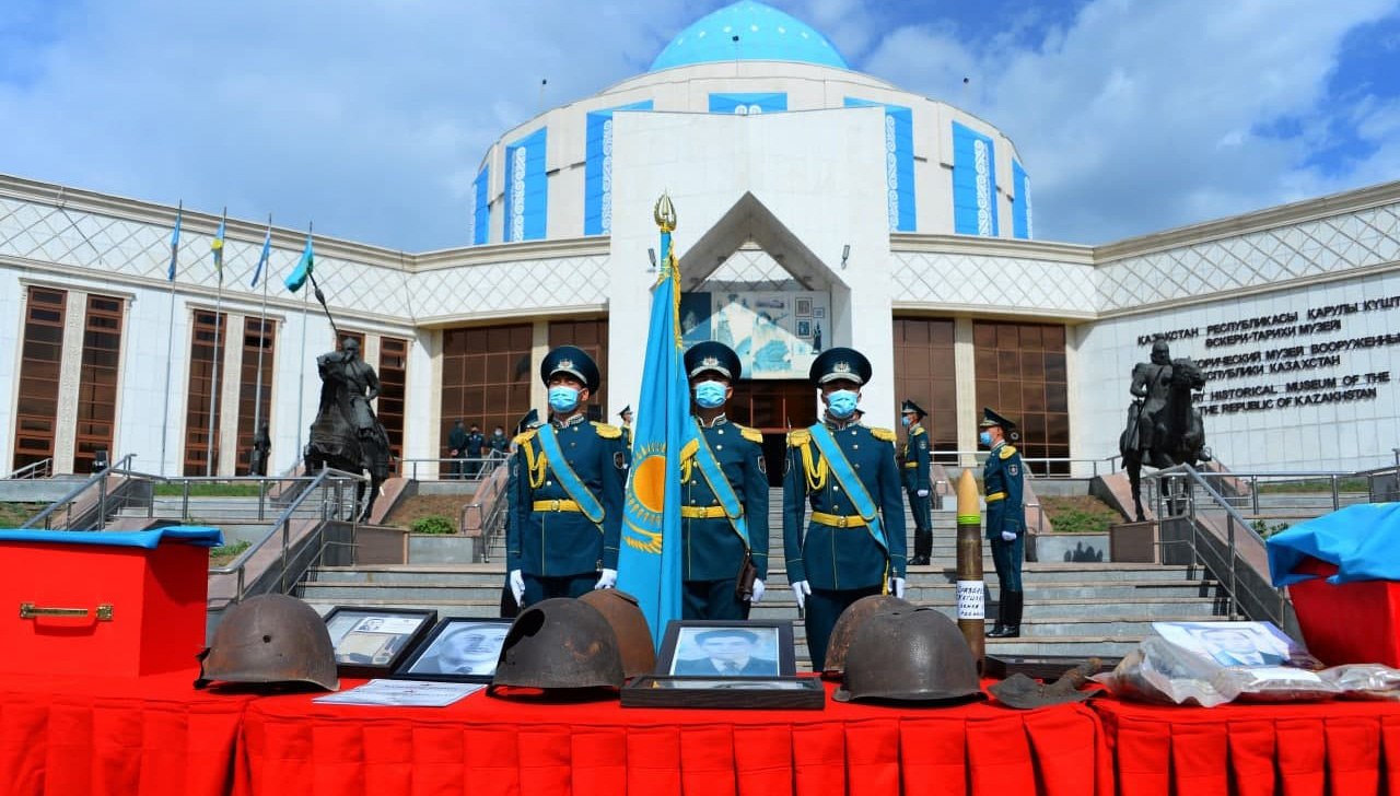 Вернулись из безвестности: останки погибших воинов-казахстанцев переданы родным