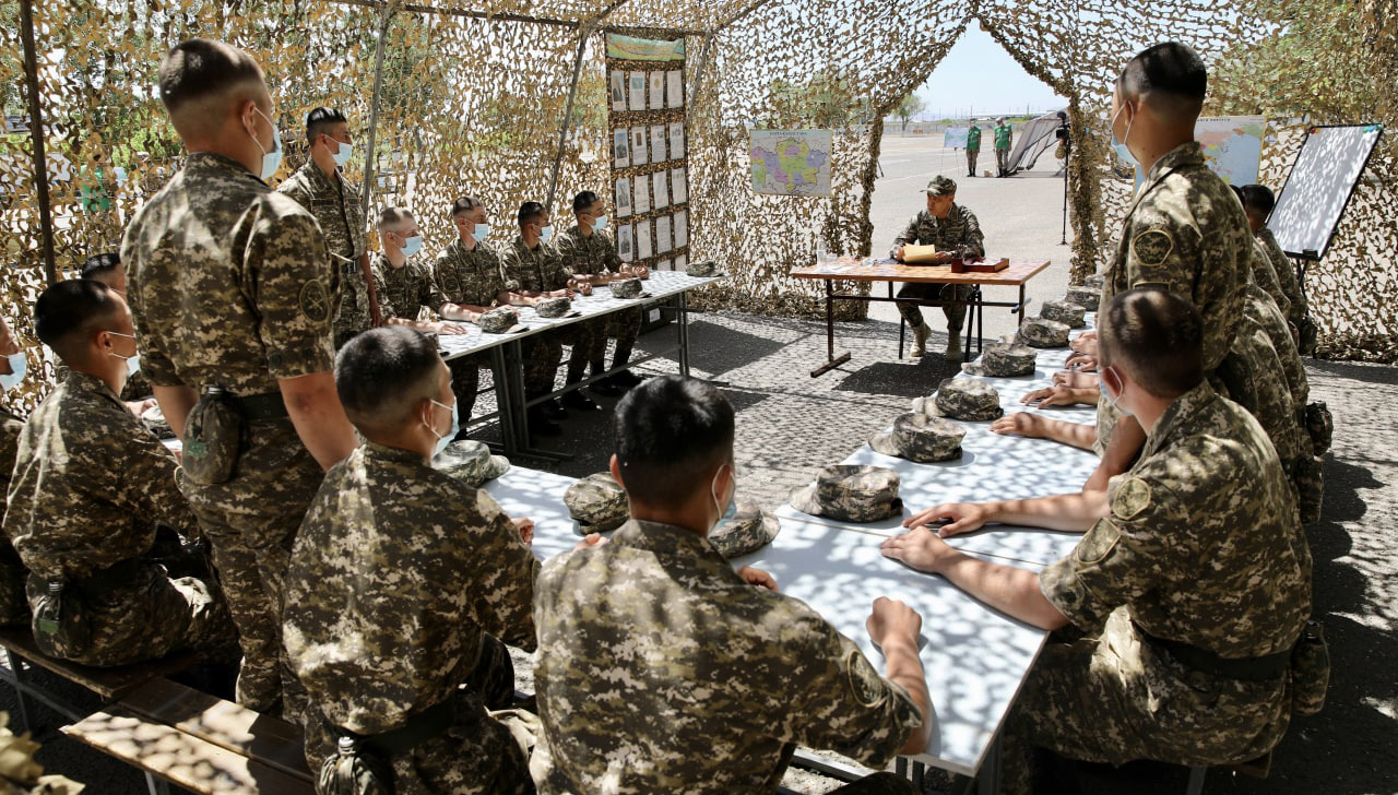 Министр обороны провел встречу с солдатами срочной службы
