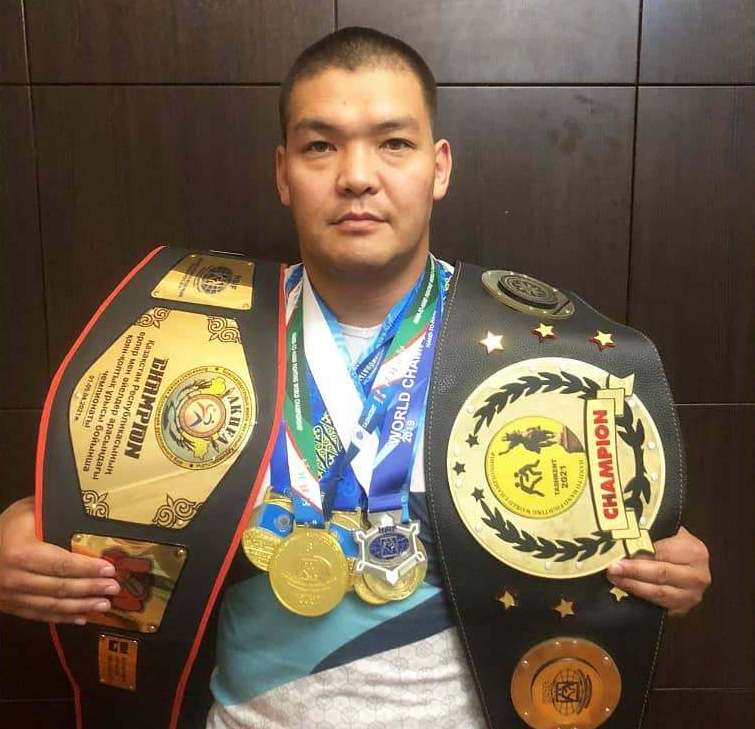 Күйеуі мен қожайын соратын Сұйық латекс порно