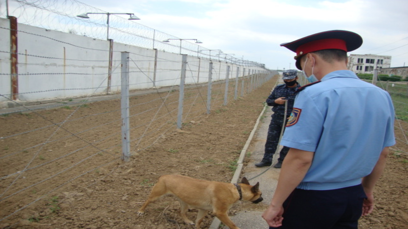 Тыйым салынған заттардың үш түйіншегін түзеу мекемесіндегі сотталғандарға жеткізбек болған ақтөбелік ұсталды