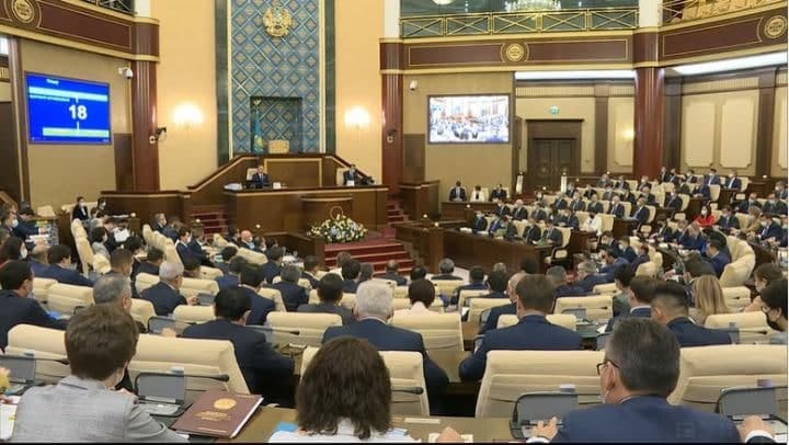 Парламентте Үкімет пен Есеп комитетінің есебін қарау кезінде 500-ден астам сұрақтар мен ұсыныстар берілді.