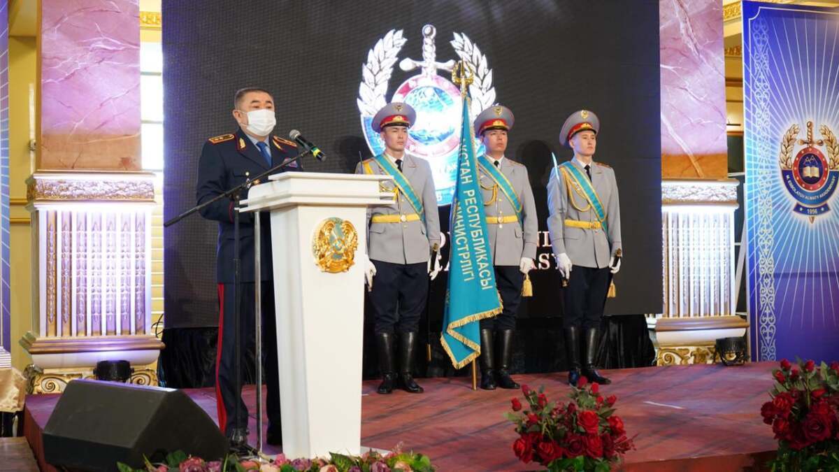 Министр вручил сертификаты первым выпускникам факультета №1 Алматинской академии МВД
