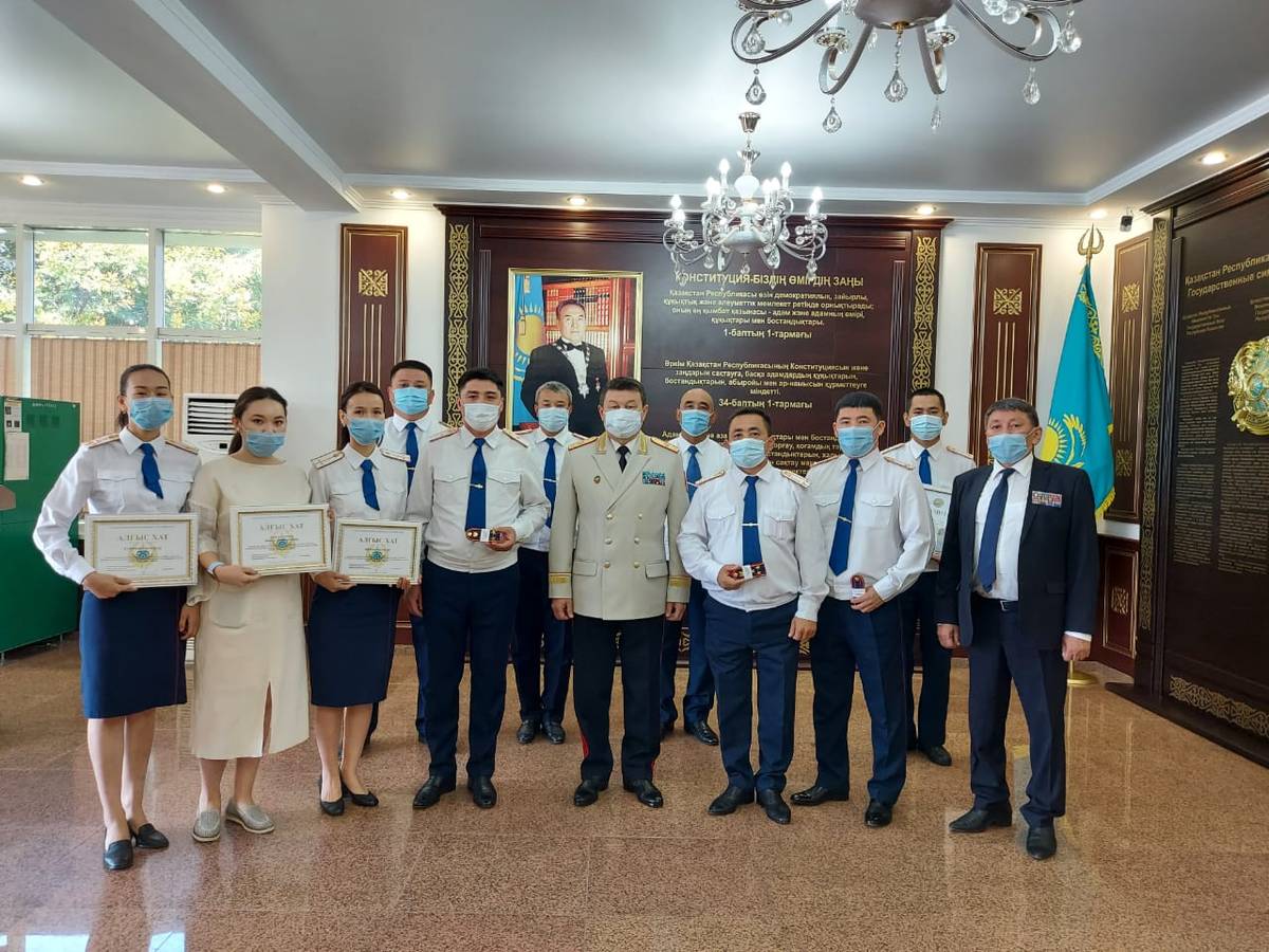 Сексуалды аналар ер адамның жыныс мүшесін мастурбациялайды