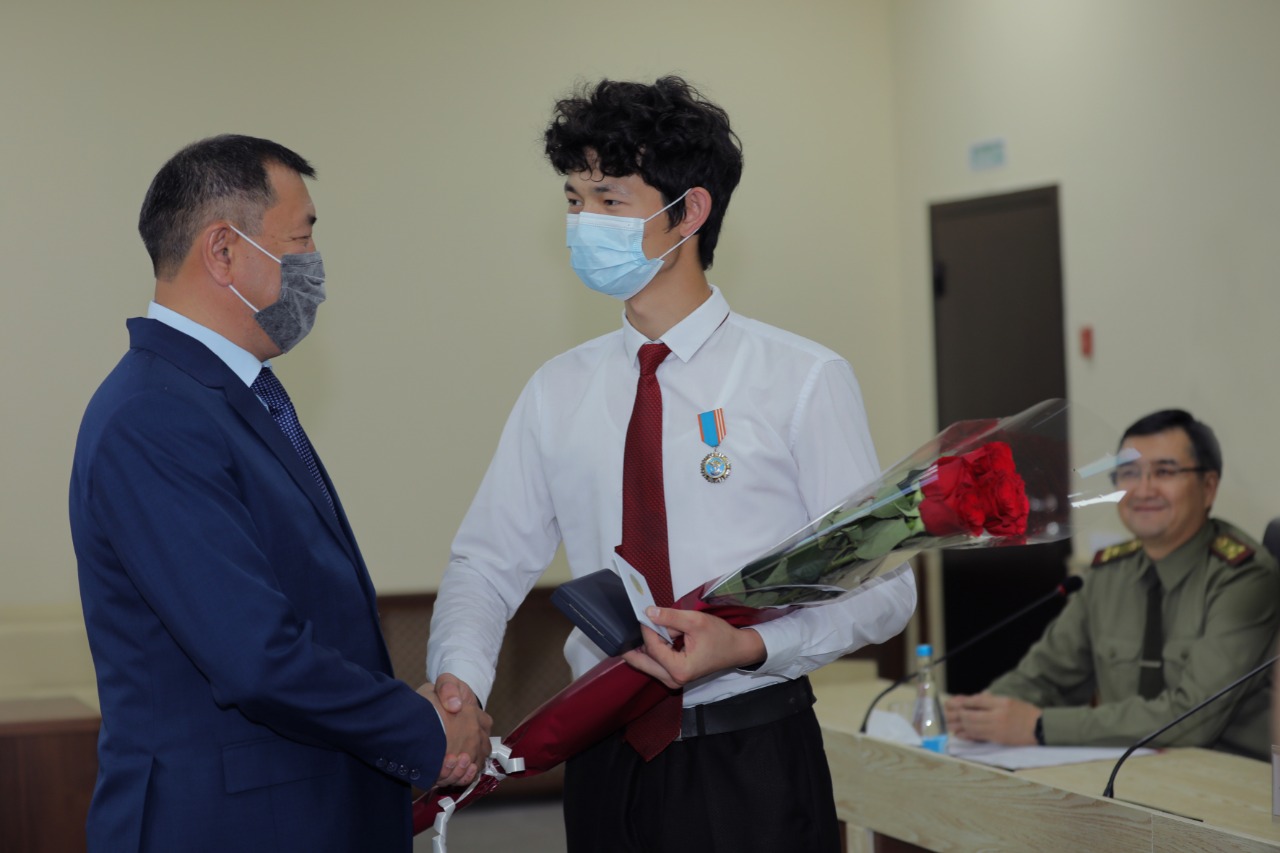 Руководство МЧС наградило студента спасшего людей от удара током
