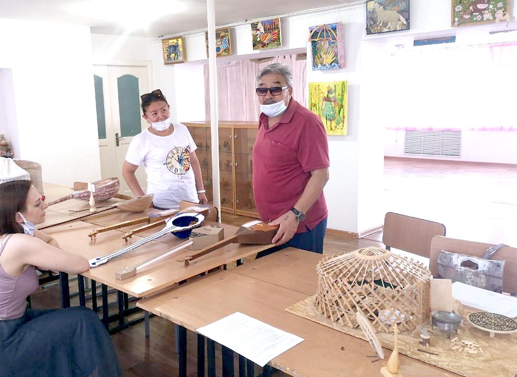 Павлодарлық оқушылар домбыраны өздері жасады