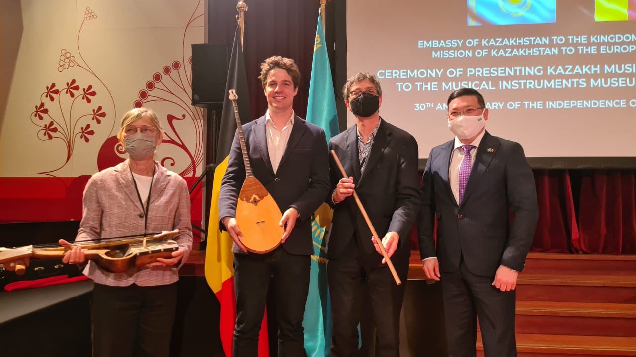 Қазақ музыкалық аспаптары Брюссельдегі музыкалық аспаптар мұражайының қорына сыйға тартылды