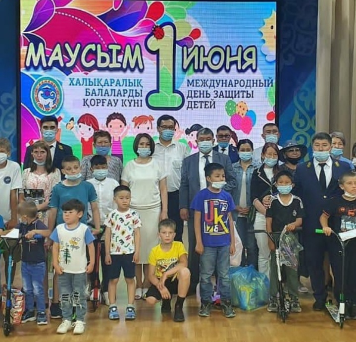 Анасы мен ұлының достарының порносы