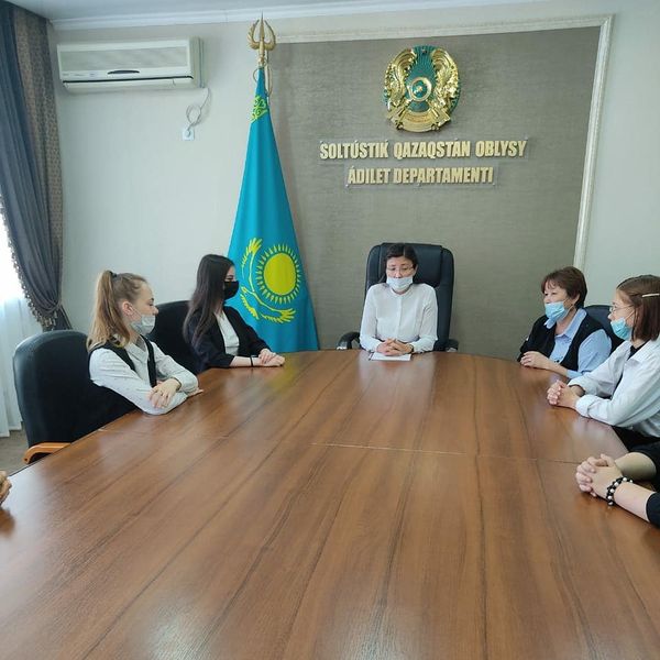 Мемлекеттік қызмет саласында ақпараттық-насихаттау іс-шараларын өткізу шеңберінде, сондай-ақ «Мемлекеттік қызметші күнін» мерекелеу қарсаңында Солтүстік Қазақстан облысы Әділет департаментінің басшысы орынбасарының міндетін атқарушы колледж студенттеріне «Мемлекеттік қызметшінің имиджі» тақырыбында дәріс оқыды. Іс-шара барысында қатысушылар Әділет органдарының міндеттері мен функцияларымен, мемлекеттік қызметке кіру тәртібімен танысты. Сонымен қатар, мемлекеттік қызметшілердің моральдық-этикалық бейнесіне қойылатын негізгі талаптар, сондай-ақ Қазақстан Республикасы мемлекеттік қызметшілерінің Әдеп кодексінде белгіленген олардың мінез-құлқының негізгі стандарттары айтылды. 