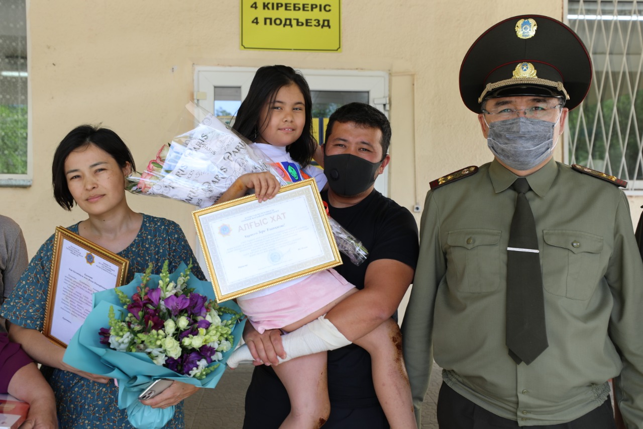 Родителей и девочку, выжившую в Чарынском каньоне наградили в Алматы