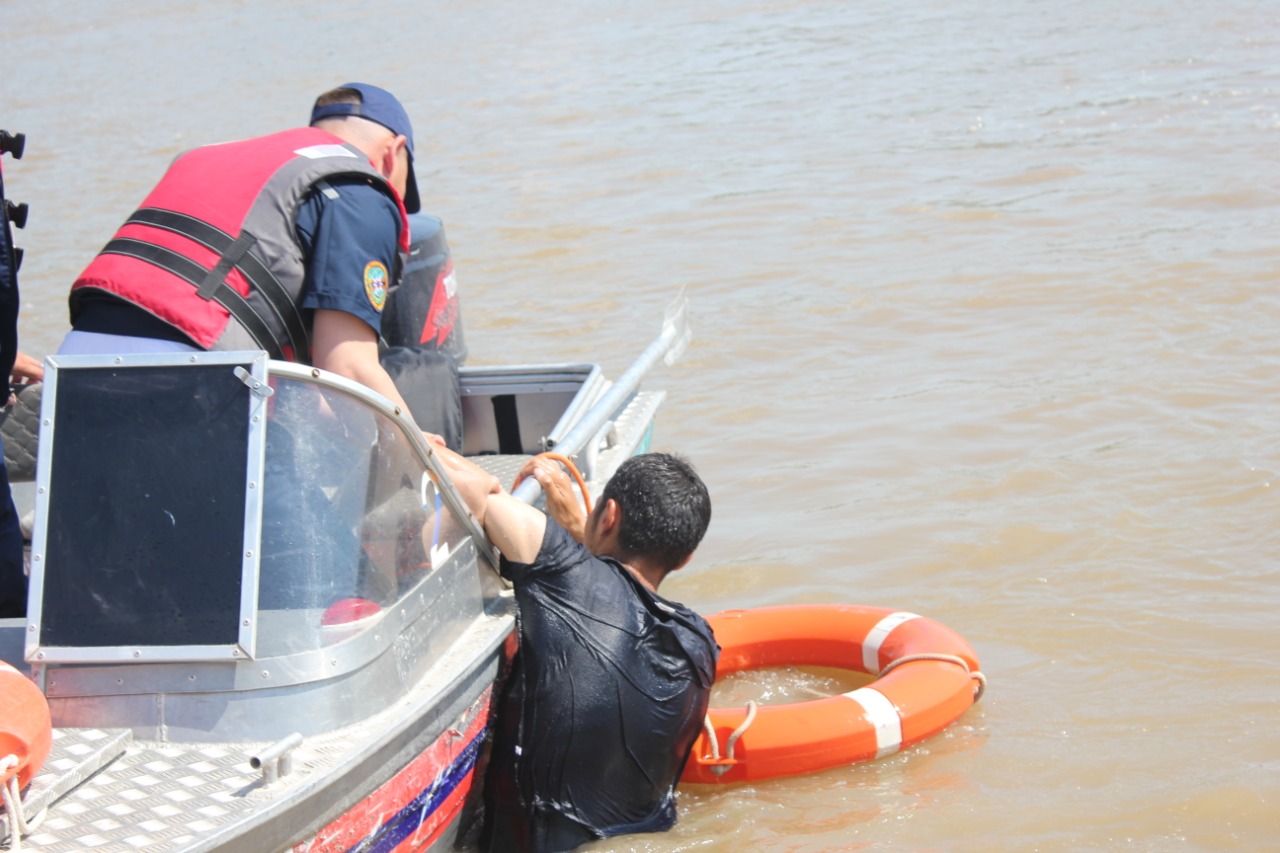 Купальный сезон: МЧС призывает соблюдать правила безопасности на воде