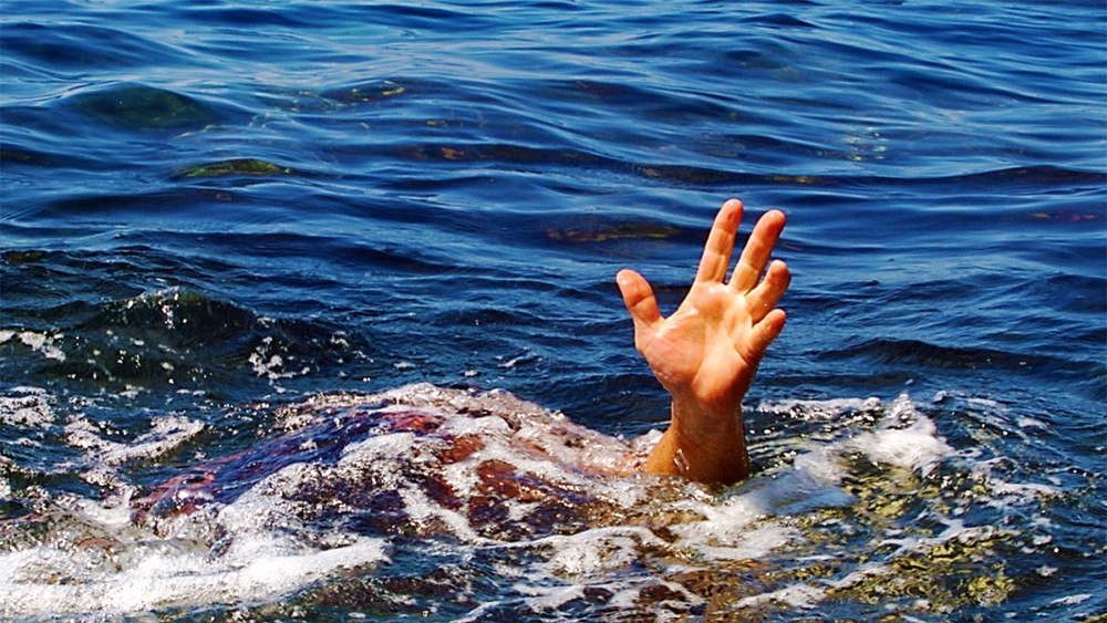 Ерлердің үлкен тобы барлық тесіктерде аққұба қаншықты трахает