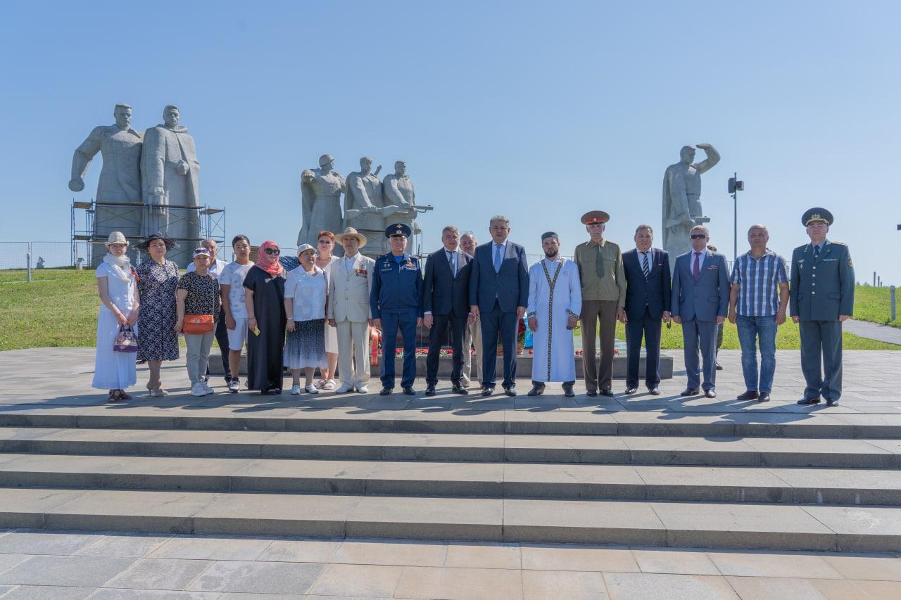 Делегация Посольства Казахстана в России посетила Мемориал героям-панфиловцам в Волоколамске