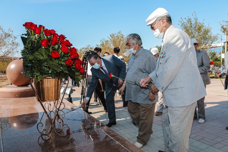 АТЫРАУ ОБЛЫСЫНЫҢ ӘКІМІ МАХАМБЕТ ДОСМҰХАМБЕТОВ ҚҰРМАНҒАЗЫ ЕСКЕРТКІШІНЕ ГҮЛ ШОҚТАРЫН ҚОЙДЫ