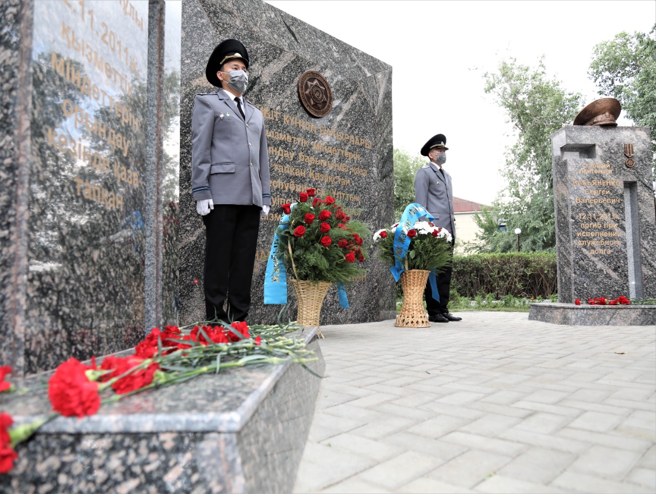 В Таразе открыли памятник героически погибшим сотрудникам ДКНБ