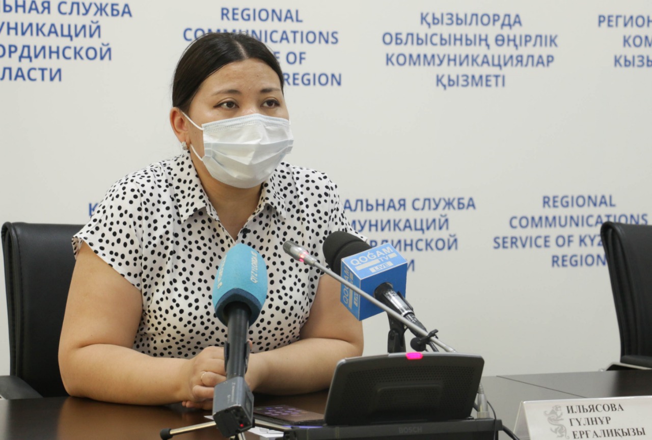 Порно жетілген әйел мастурбация жасайды