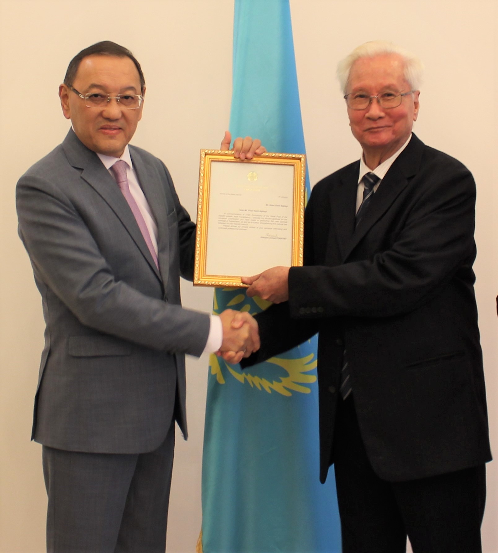 Вьетнамскому переводчику Абая вручили благодарственное письмо Президента Казахстана