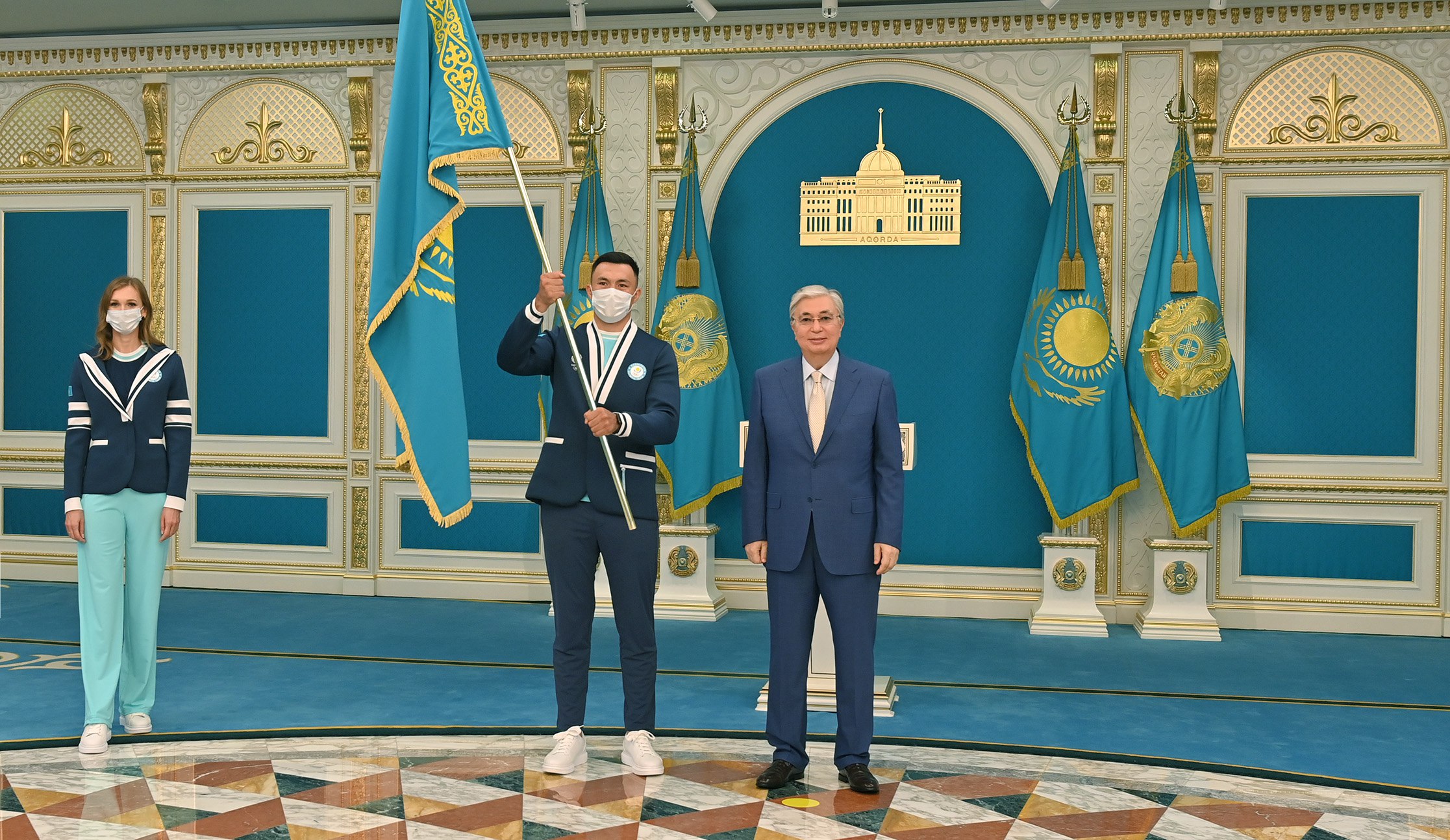 Как зовут 1 президента. Казахстан флаг Токаев. Казахстан Касым-Жомарт Токаев вручения наград.