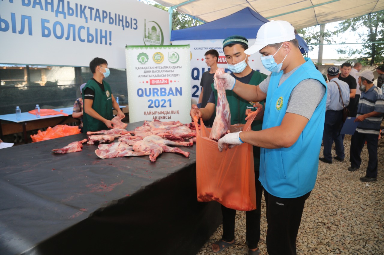 Онлайн-Курбан айт: 1500 нуждающихся алматинцев получили мясо жертвенных животных