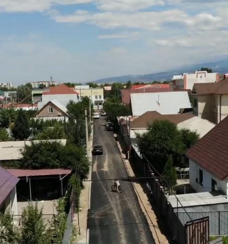 Жақын арада құрылыс жұмыстары толығымен аяқталып, арық жүйесі қамтылған жаңа асфальт төсемі мен жаяу жүргіншілерге арналған жол пайдалануға берілмек.