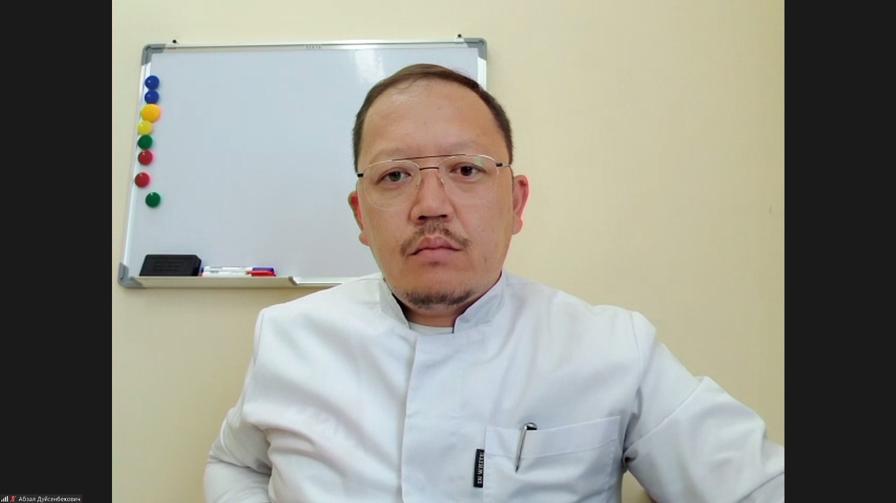 Дәрігер алматылықтарға коронавирусқа қарсы екпені алуға кеңес берді. Өйткені қорғанудың басқа тәсілі жоқ