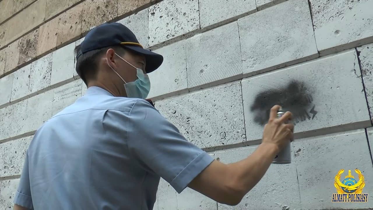 Алматыда есірткіні насихаттау туралы 150-ге жуық граффитилер боялды