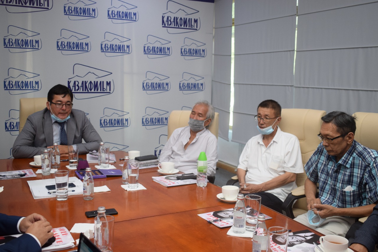 Бұлшық еті бар қыз былдырлап жатыр