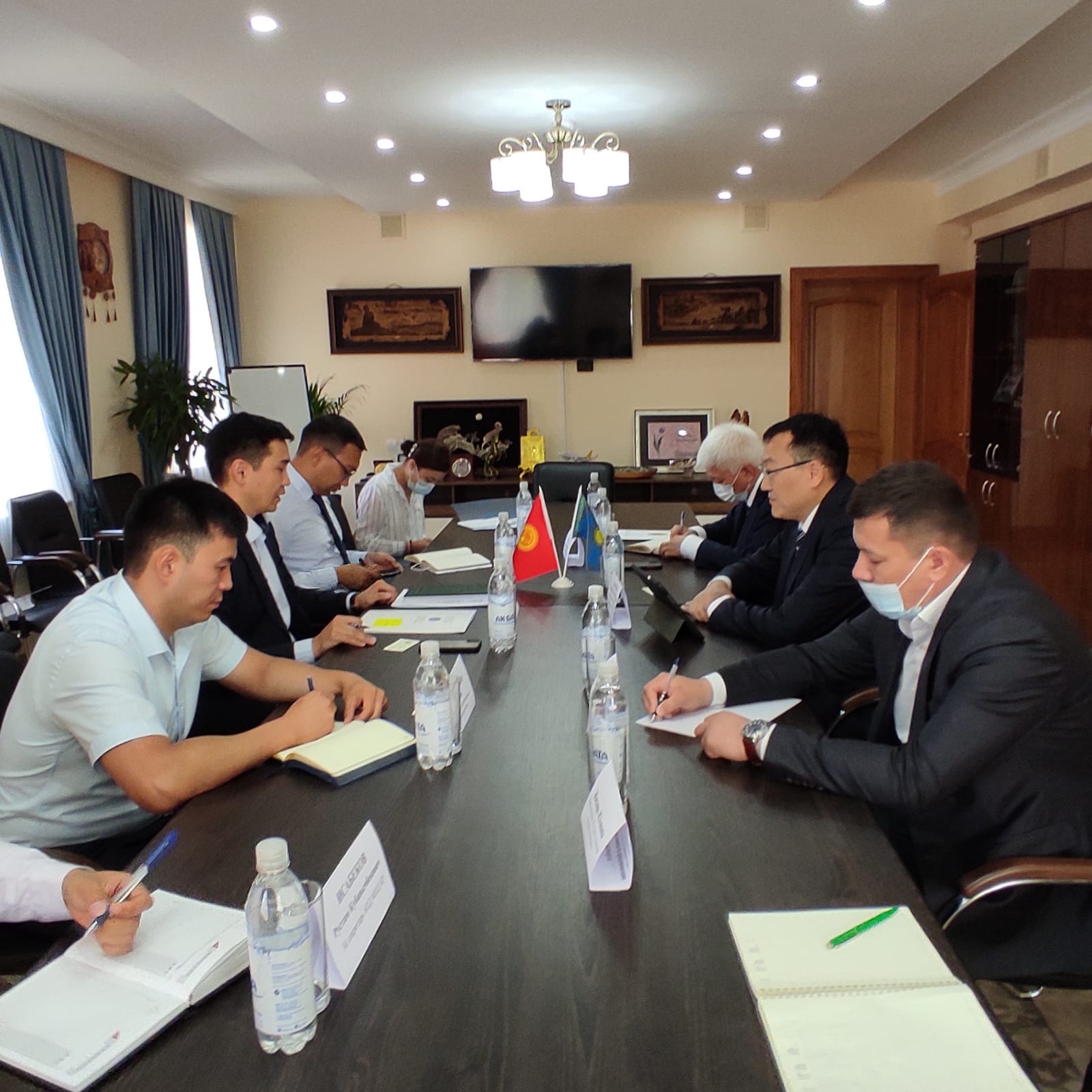 Казахстан обсуждает с Бишкеком создание Центра трансграничной торговли