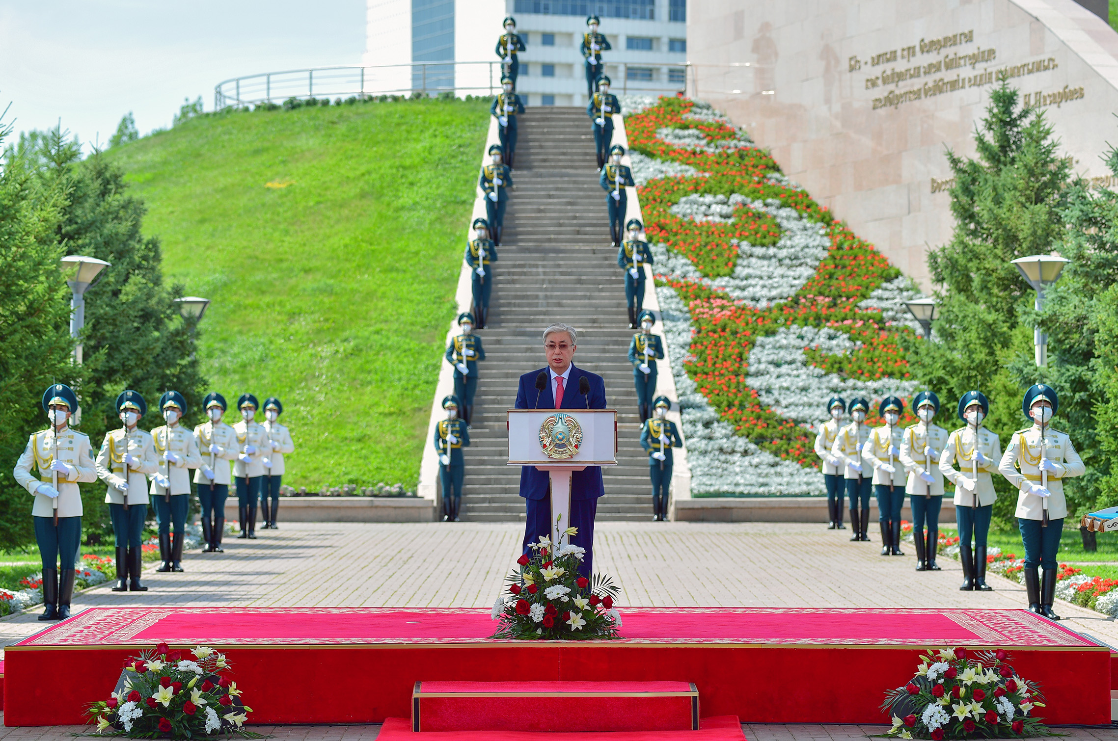 Президент Казахстана Касым-Жомарт Токаев принял участие в церемонии поднятия Государственного флага