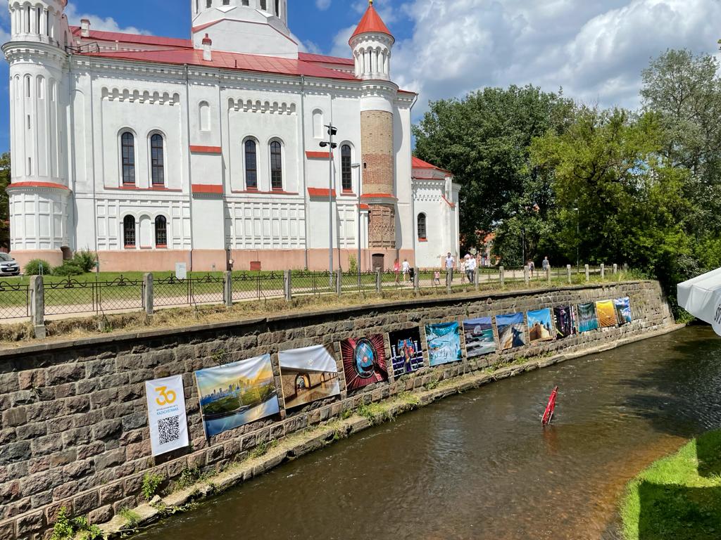 Фотовыставка, посвященная 30-летию Независимости Казахстана и Дню столицы, открылась в туристическом районе Вильнюса
