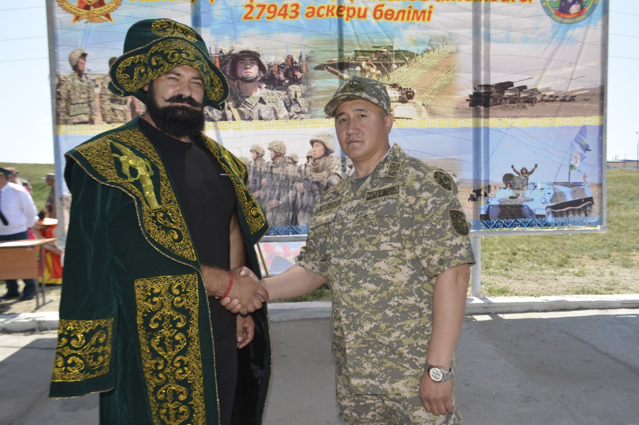 Усть-Каменогорские солдаты встретились с рекордсменом Гиннеса