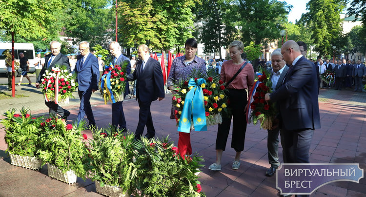 В Бресте состоялось возложение цветов к памятнику «Освобождение» в честь Дня города