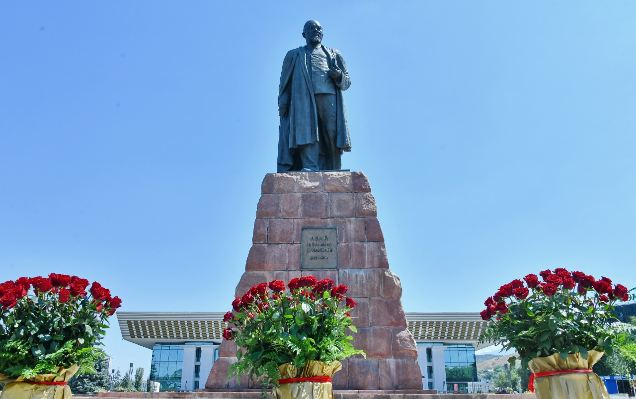 Алматыда Абай Құнанбаев ескерткішіне гүл шоқтарын қою рәсімі өтті