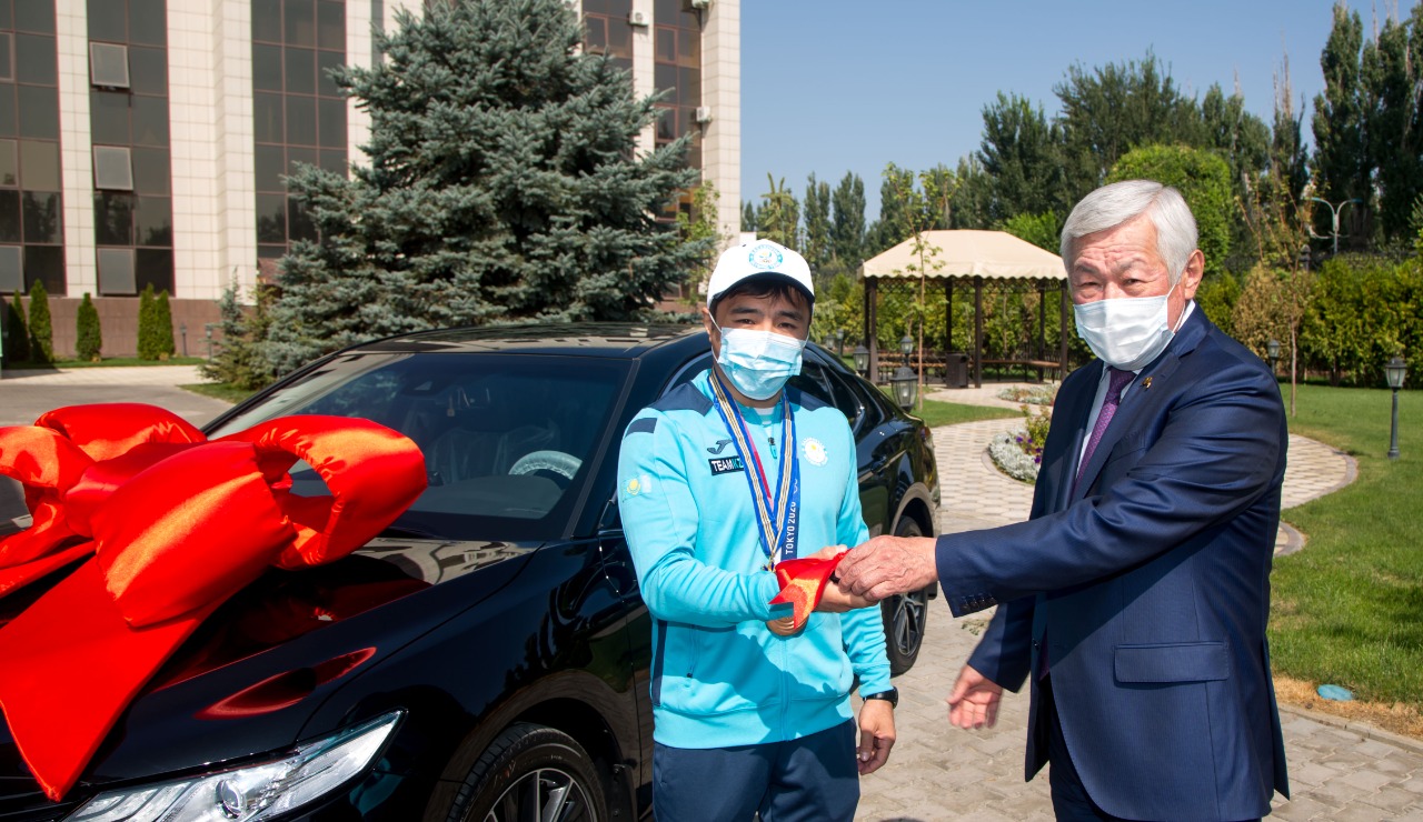 Аким Жамбылской области вручил Елдосу Сметову ключи от нового автомобиля