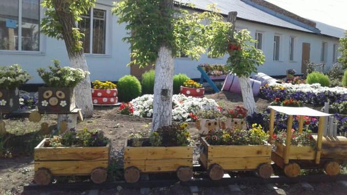 В сказочный сад превратили школьный двор ученики посёлка Северо-Западный города Шахтинска