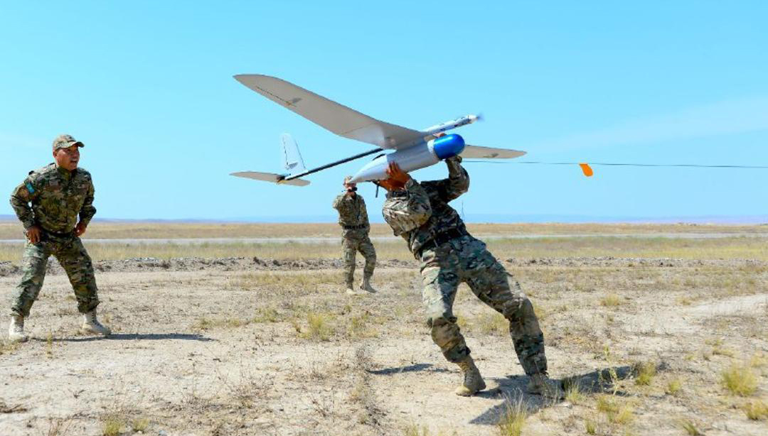 Клитордың еріндерін ысқылау Sex Buddies HD онлайн