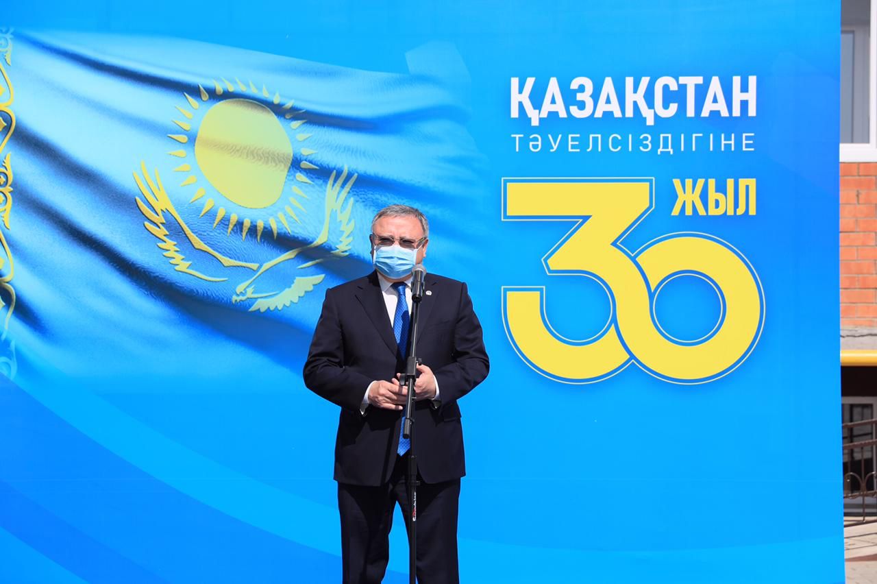 В Актобе многодетным семьям вручили ключи от квартир