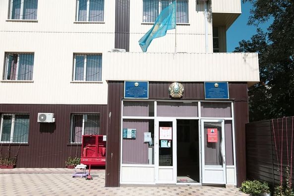 Ұсқынсыз қызыл шашты шлюха арзан минет береді