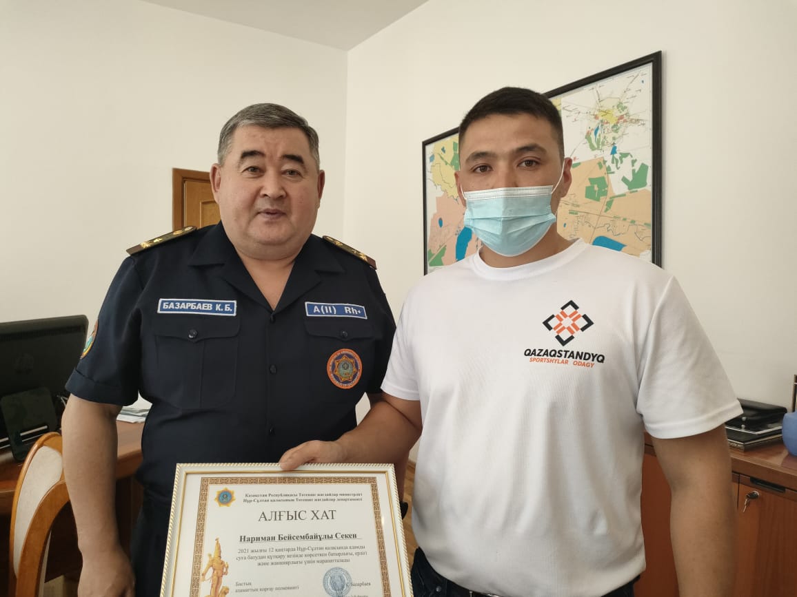 Куанар Базарбаев наградил героев спасших троих детей