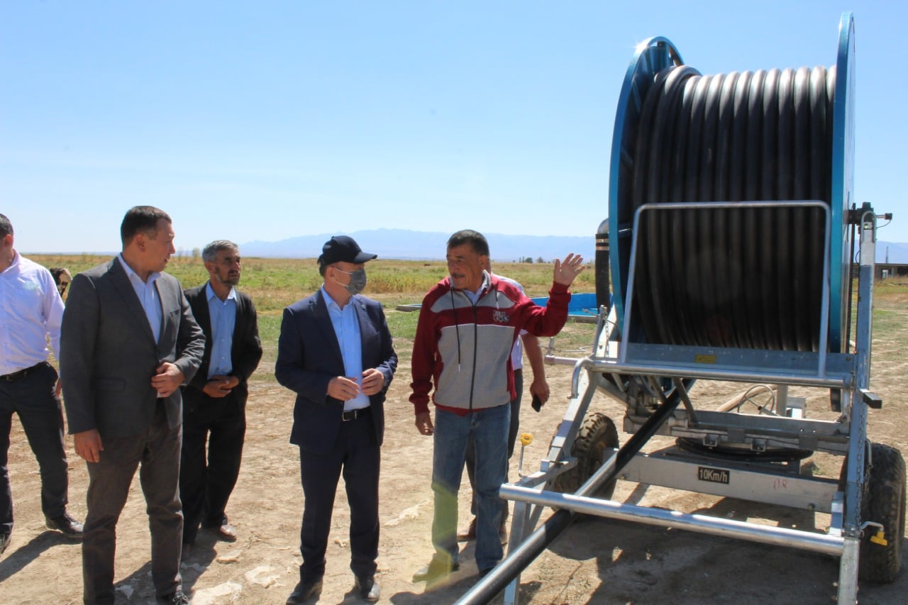 TURKESTAN: FARMERS OF THE SOZAK DISTRICT USE SPRINKLING TECHNOLOGY