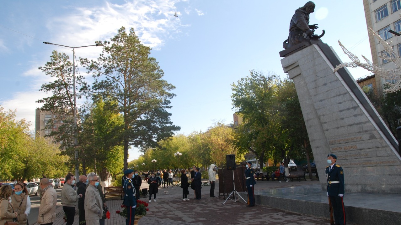 Обновлённый памятник Нуркену Абдирову открыли в Караганде