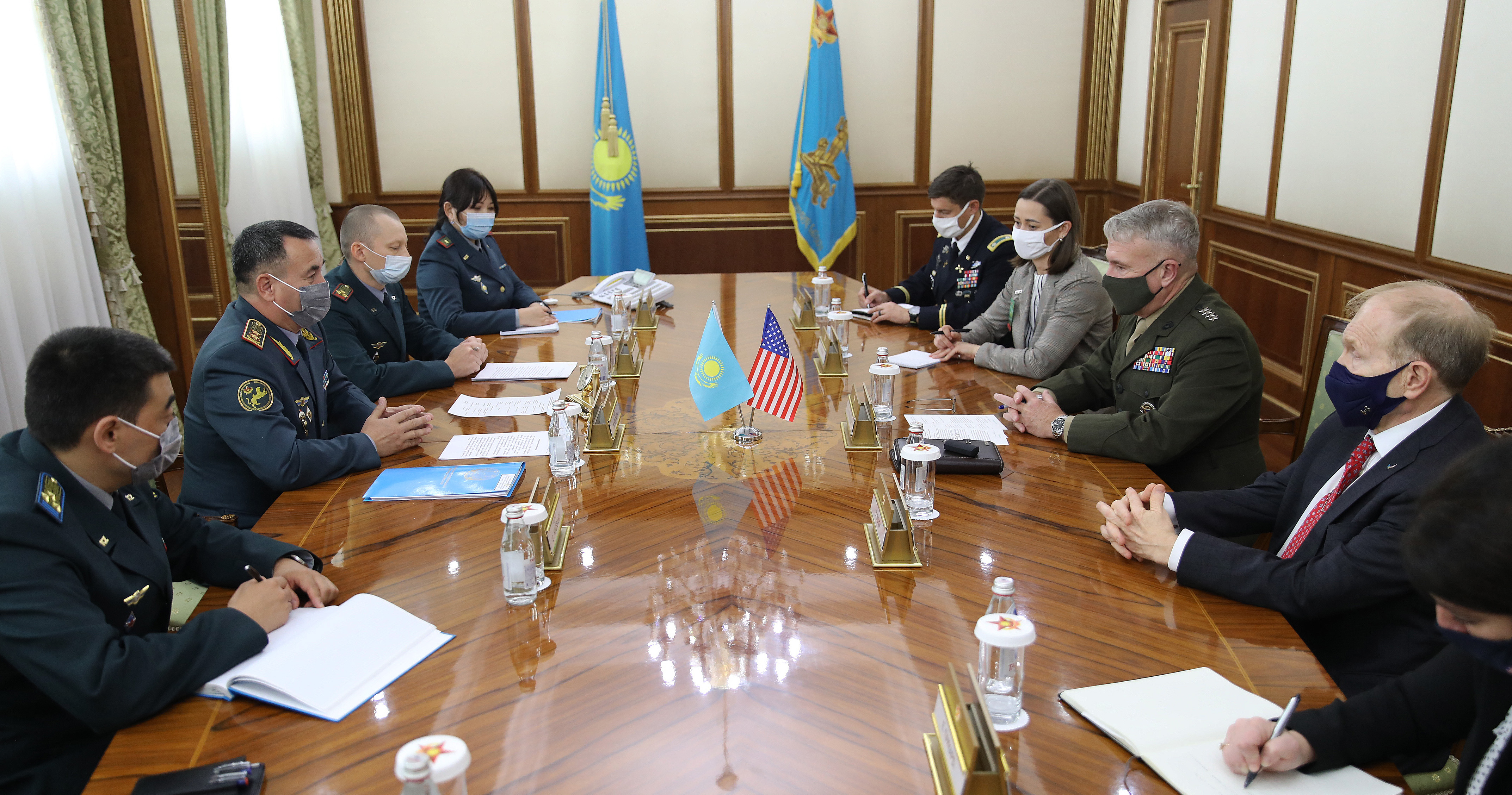 Министр обороны Казахстана принял командующего ЦЕНТКОМ США генерала Кеннета Маккензи