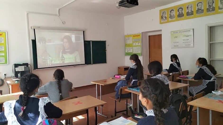 Қарағандылық еріктілер ауыл оқушыларына ағылшын тілінен сабақ береді