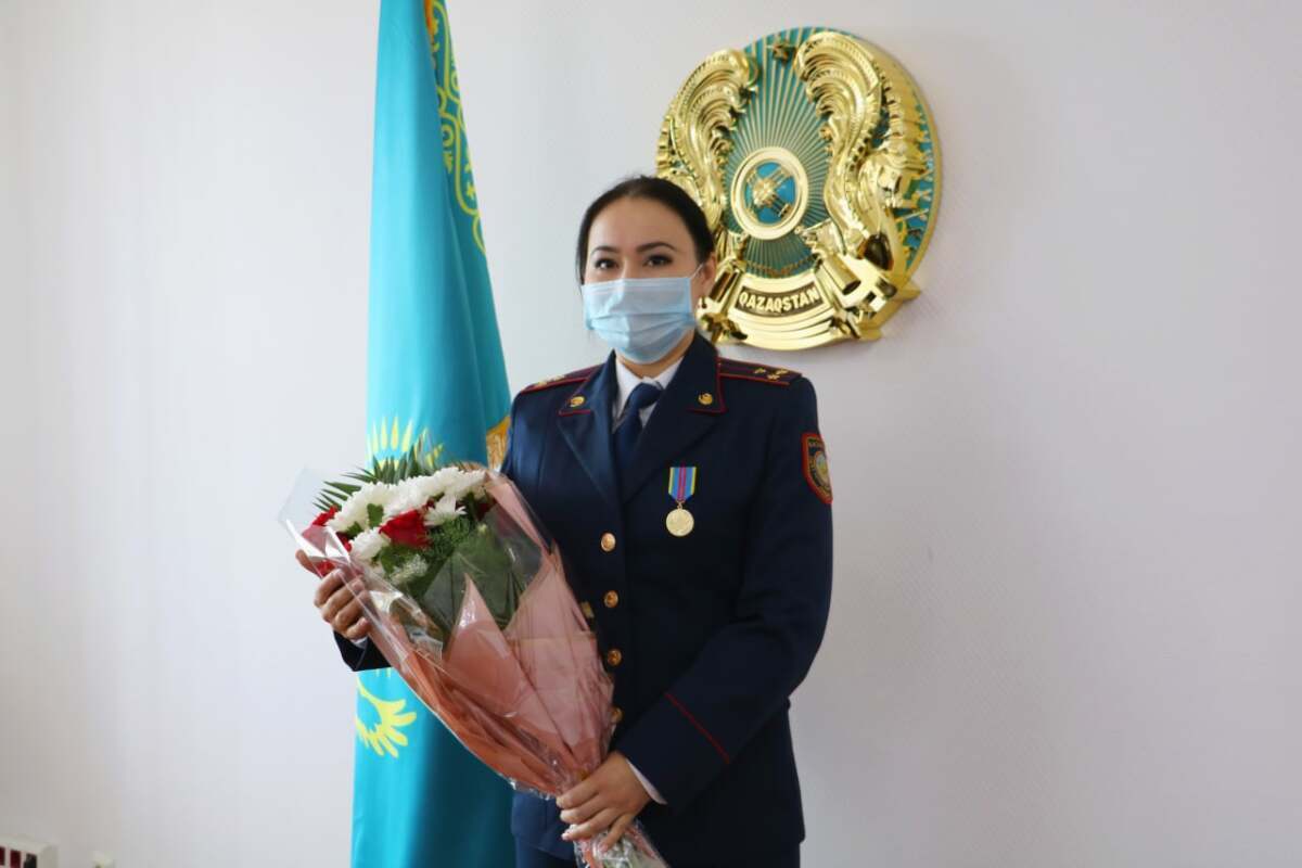 ШҚО-да ер адамды ажалдан арашалап қалған полиция қызметкері медальмен марапатталды